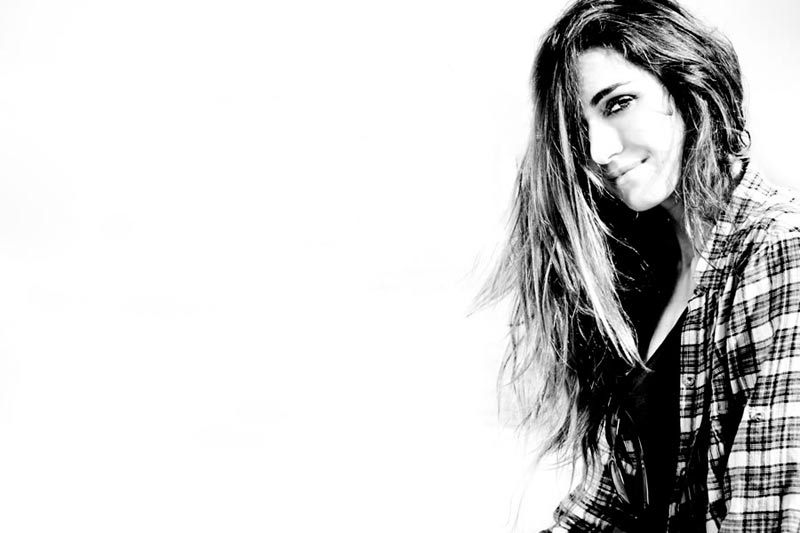 Claudia Matola - Ραδιοφωνική Παραγωγός Εν Λευκό